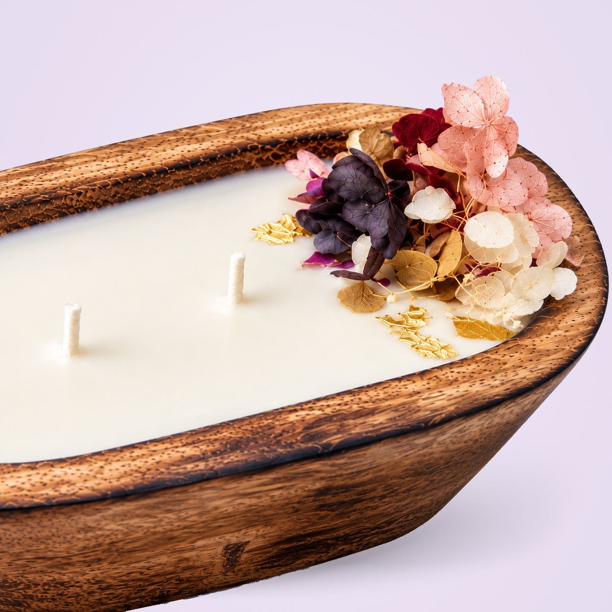 Close-up of the wooden tub's end and its dried flower cluster